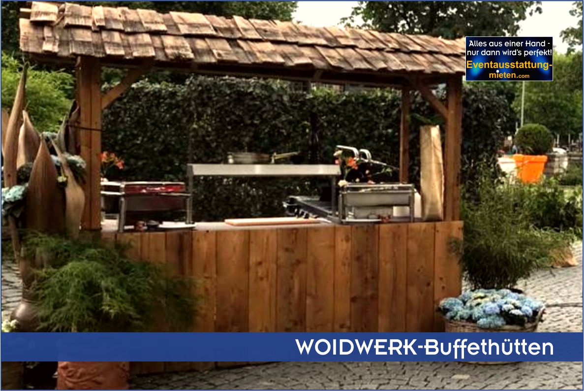 Voll ausgestattete WOIDWERK Buffethütte aus Altholz im Einsatz als rustikale Food-Station im Außenbereich.