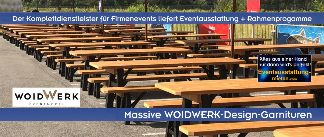 Schwere WOIDWERK Design-Garnituren aus Massivholz in langer Reihe aufgestellt für ein großes Firmen-Event in Bayern.