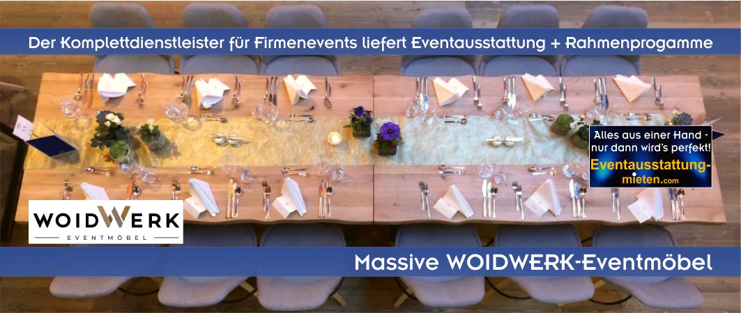 Draufsicht auf eine festlich gedeckte lange Festtafel aus massiven WOIDWERK Mietmöbel Baumkanten-Tischen mit grauen Stühlen für ein Firmenevent in Bayern.