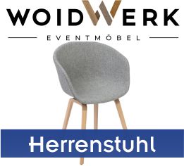 Exklusiver WOIDWERK Mietmöbel Herrenstuhl als grauer Armlehnstuhl mit Holzbeinen für gehobene Events in Bayern.