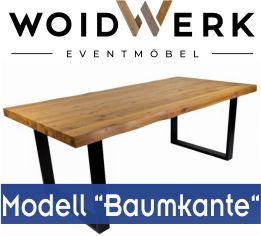 Exklusiver WOIDWERK Mietmöbel Banketttisch aus Massivholz mit natürlicher Baumkante und schwarzen Metallbeinen für Events in Bayern.