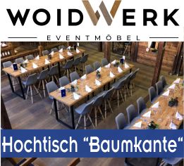 Draufsicht auf festlich gedeckte WOIDWERK Mietmöbel Hochtische mit echter Baumkante und grauen Barhockern in einer bayerischen Eventlocation.
