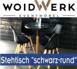 Exklusiver runder WOIDWERK Mietmöbel Stehtisch in Schwarz mit passenden schwarzen Barhockern und Holzbeinen für Events in Bayern.